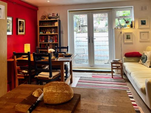 Camden Town with Primrose Hill Apartment | Comfy child/dog friendly garden flat heart Camden