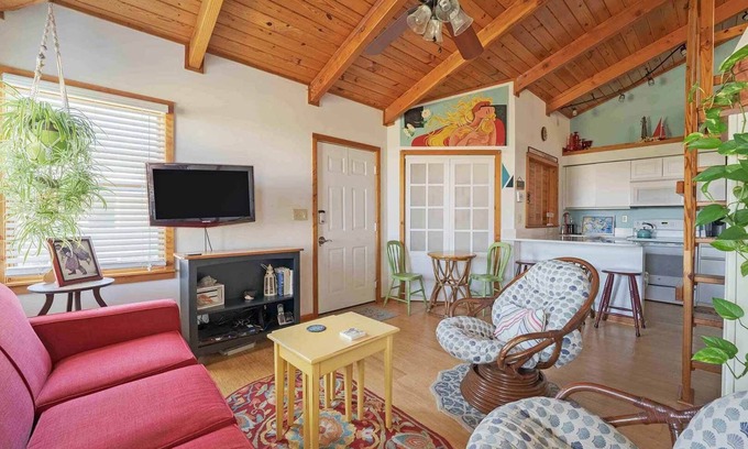 Kill Devil Hills Condo | Comfy Condo in Great Location. Close to Beach, Restaurants & Shops