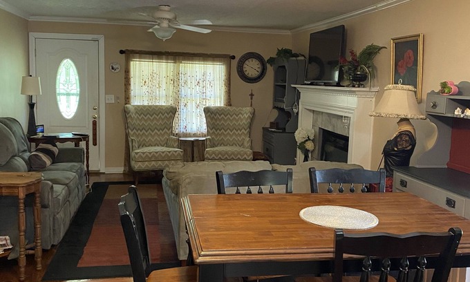 Cusseta House | Comfy Country House - Beds for 8 - 20 minutes from Auburn nLarge yard, parking