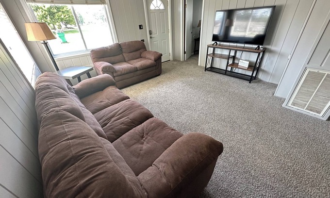 Bay City House | Comfy, cozy, and quiet. Very close to Kawkawlin River, access very close!