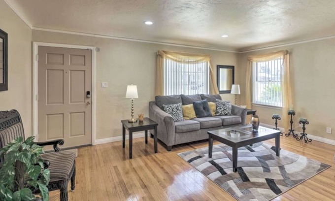 Bakersfield House | Comfy Cozy Home In Oleander Area, Downtown