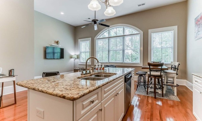 Thomas Square Condo | Comfy-Cozy-Walk to Forsyth Park-King Beds