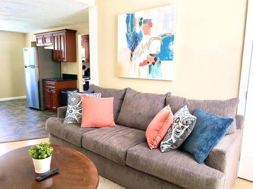 Brockton Apartment | Comfy Easeful Two Bed Apartment 30 min to Boston