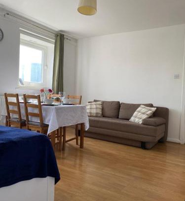 Somers Town Apartment | Comfy Entire Flat with City View Balcony in Regents Park, Camden, Central London