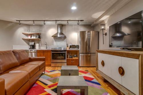 Downtown Nashville House | Comfy Family Retreat for 4 in DT Walk to Broadway