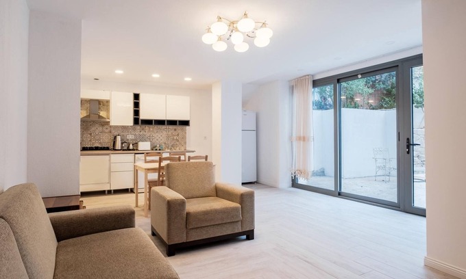 Bodrum City Center Apartment | Comfy Flat w Patio 3 min to Beach in Bodrum