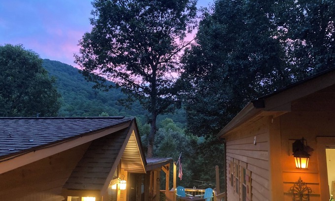 Hiawassee Cabin | Comfy GA Mtns. Getaway: 2-bdrm/king cabin, w/loft. Mountain views, AC, WiFi