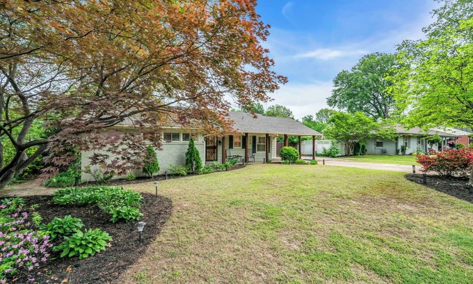 Memphis House | Comfy home in E Memphis centrally located. Minutes to everything!