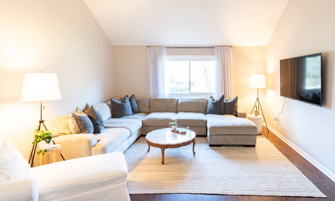Athens House | Comfy home, plenty of space, conveniently located!