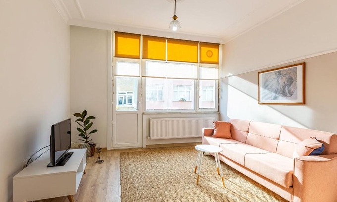 Rasimpasa Apartment | Comfy House near Kadikoy