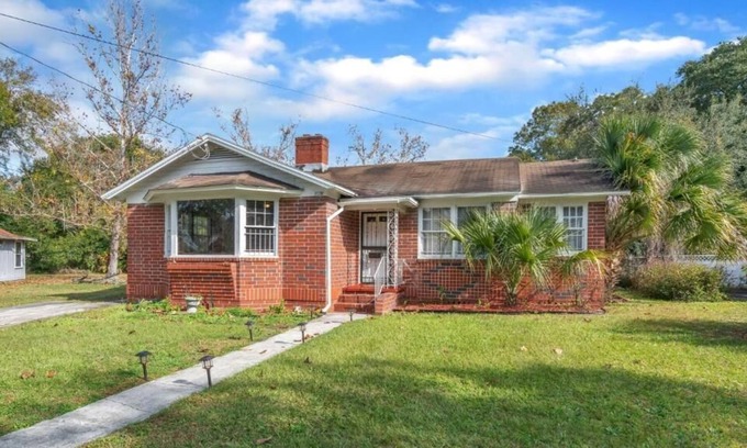 Urban Core House | Comfy pet friendly home fully fenced yard mins to downtown