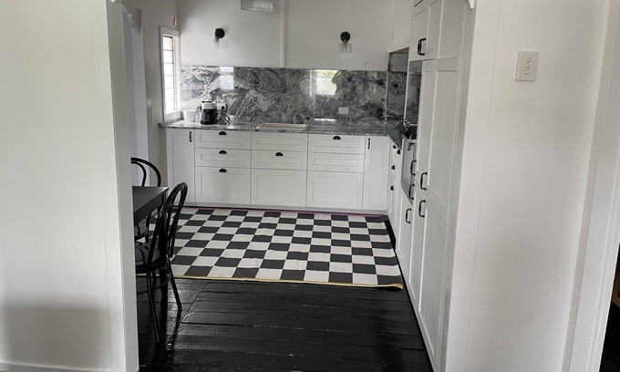 Nundah Cottage | Comfy Queenslander Cottage