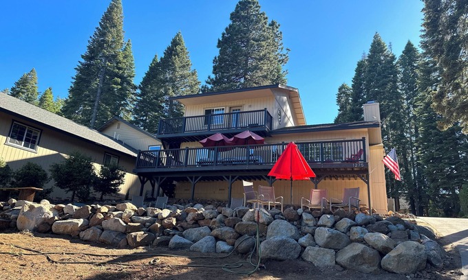 Lake Almanor Country Club House | Comfy retreat at LACC! Lake views! Central A/C! Amazing front/back yards!