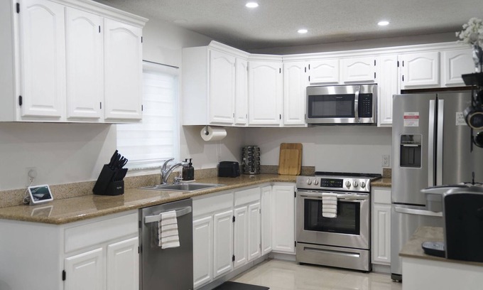 Driftwood House | Comfy Retreat Near Guitar Hotel w/firepit, coffee bar, - fully stocked!