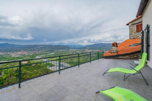 Vezzano Ligure Apartment | Comfy & Roomy Apt - View on the Ligurian Hills!