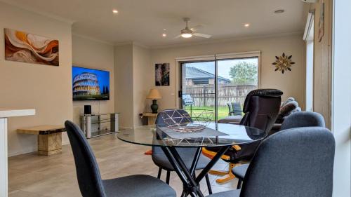 Curlewis House | Comfy & spacious home near Bellarine Rail Trail