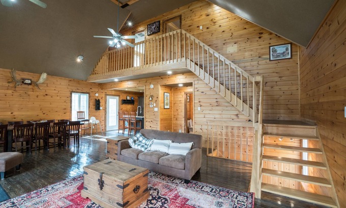 Blue Sea Cottage | Comfy, Spacious Lakefront Oasis with Sauna and Hot Tub in Beautiful Blue Sea, QC
