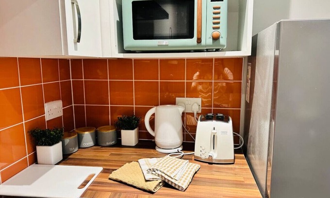 Ashton-under-Lyne House | Comfy Studio: Room & Workspace