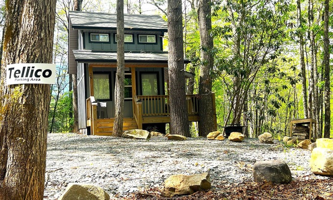 Topton Cabin | Comfy Tiny Cabin Near Lake Nantahala and the Great Smoky Mountains