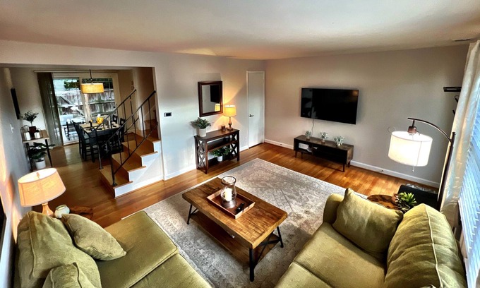 Henrico House | Comfy townhouse in highly desirable area of town