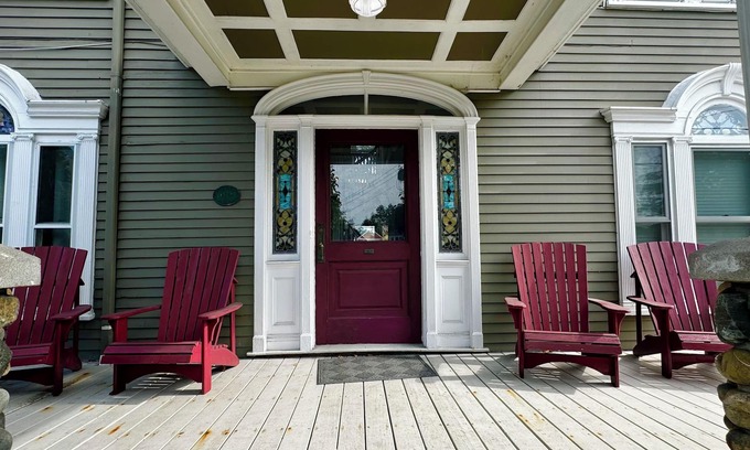 Camden Apartment | Commanders Cabin, quaint apartment steps to downtown Camden and harbor