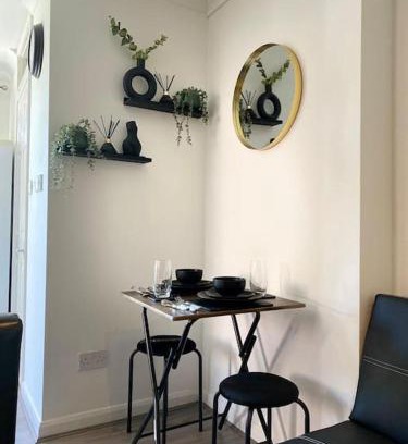 Baginton Apartment | Compact contemporary modern studio