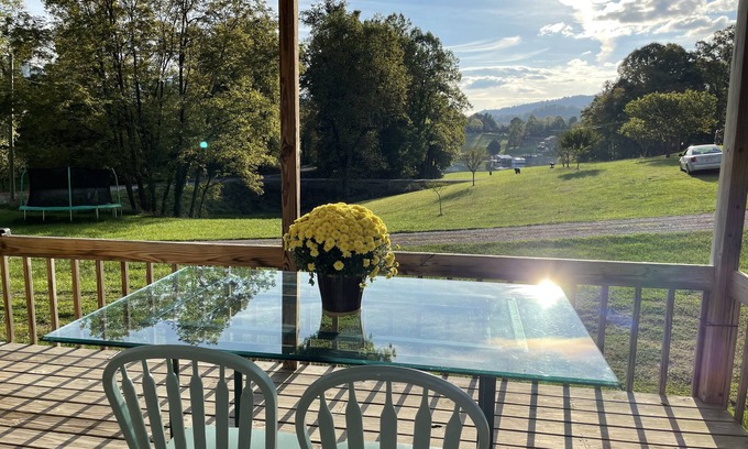 Butler House | Compass Rose: Orient yourself! 3 bedroom peaceful retreat on the lake