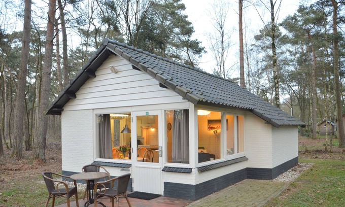 Stramproy House | Completely detached bungalow in a nature-filled park by a large fen