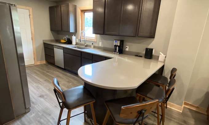 Madison Apartment | Completely Remodeled 2 Bedroom in Atwood Area