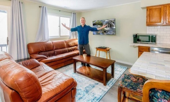 Vernon House | Completely Renovated Townhome Near Mineral's Resort! Dog Friendly2