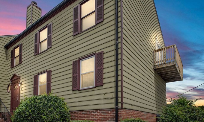 Old Town Fredericksburg Apartment | Condo 2 bedroom downtown -in the Heart of Old Town Fredericksburg. sleeps 6
