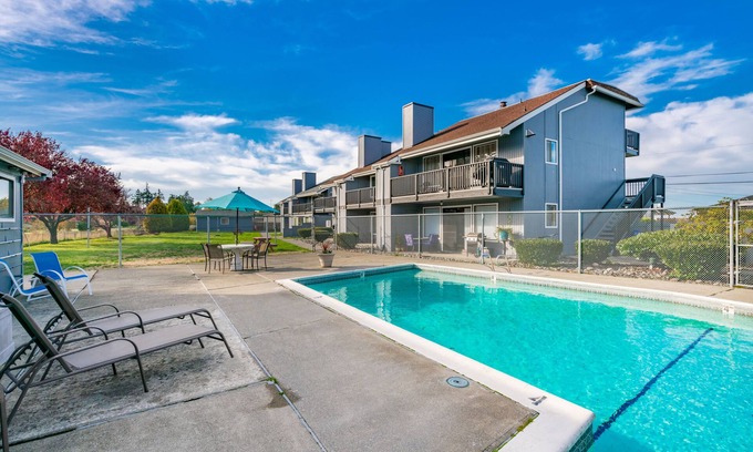 Birch Bay Condo | Condo in Birch Bay with Hot Tub and Game Room 205n