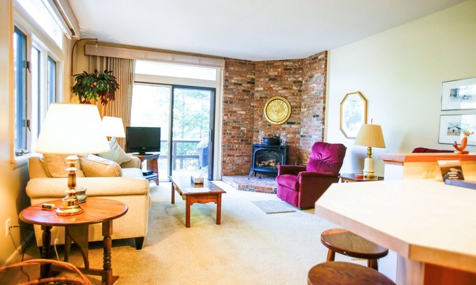 Grantham Condo | Condo in Eastman - Short Walk to Beaches!