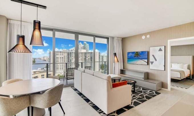 Hollywood South Central Beach Apartment | Condo in Hollywood Beach 3-2