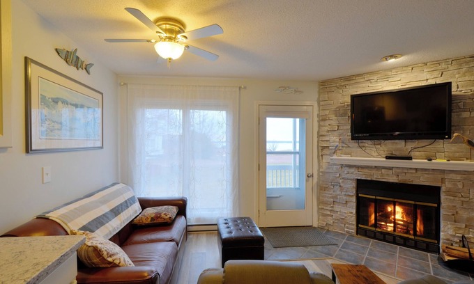 Bayfield Condo | Condo Just Steps from the Lake with Fireplace