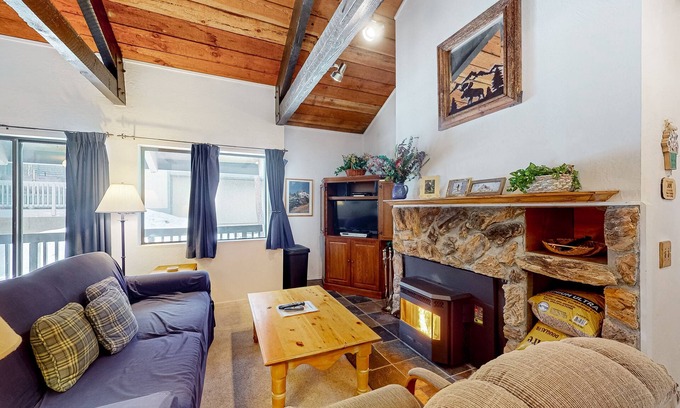 Majestic Pines Condo | Condo near the lifts & golf with access to a pool & hot tub