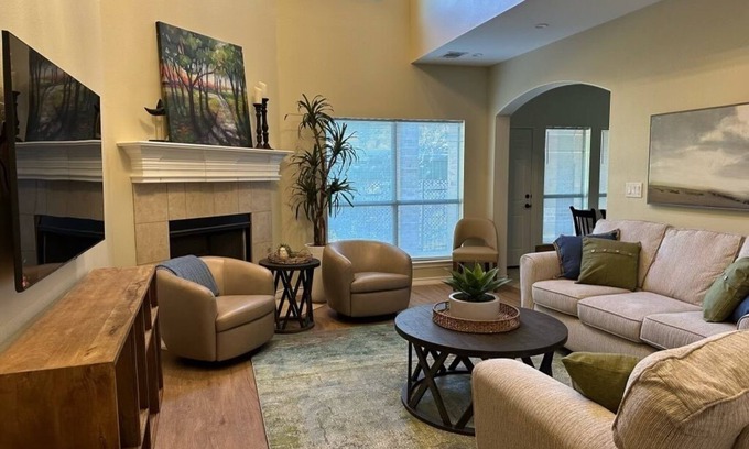 Fort Worth Condo | Condo nestled between golf courses and minutes from AT&T Stadium and Globe Life!