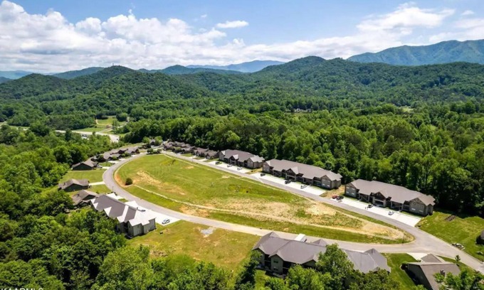 Townsend Condo | Condo nestled in the Smokies with pool!