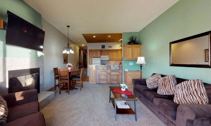 Chelan Condo | Condo on the Lake with Mountain Views, Shared Pool and Hot Tub, and Tons More