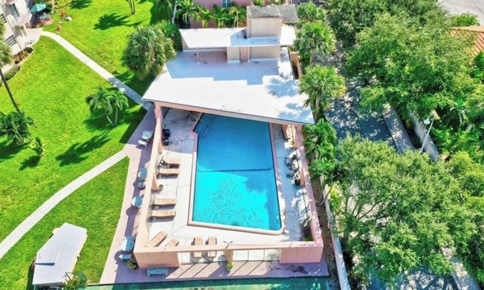 Lauderdale-by-the-Sea Condo | Condo w/Heated Pool and Steps to the Beach! Min 90-Day Rental
