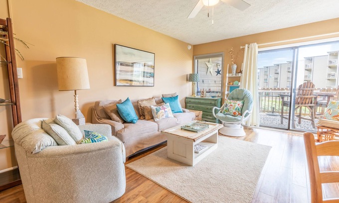 Duck Condo | Condo with a short walk to Duck and Colony By the Sea amenities