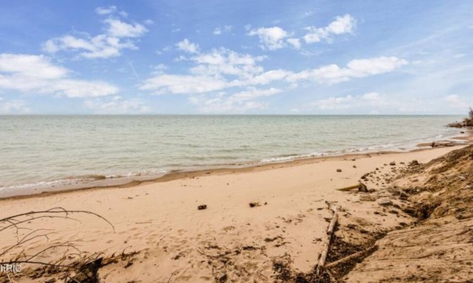 Riverside Condo | Condo with Coastline Views of Lake Michigan!