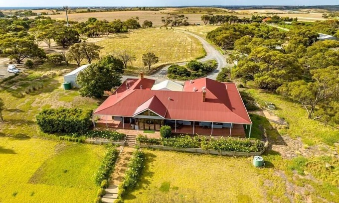 Maslin Beach Apartment | Condor Estate Spacious with Vineyard and Fireplace