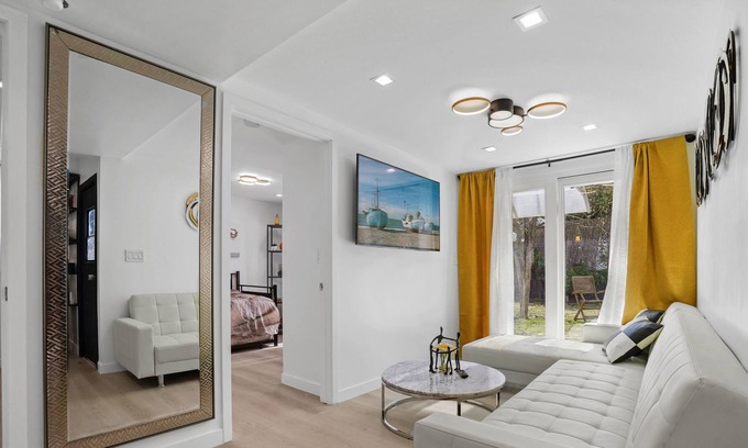 Thousand Oaks House | Conejo Oaks Lovely 2BR Guesthouse with Backyard