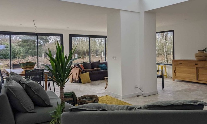 Ferrieres Bed & Breakfast | Contemporary house in a wooded garden