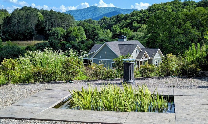 Warne House | Contemporary 2-bedroom Bungalow with Sunsets, Wildlife, Southwestern Gardens
