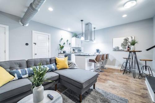 Fountain Square House | Contemporary 2BR2BA w-King - Den - Private Entry-Yard
