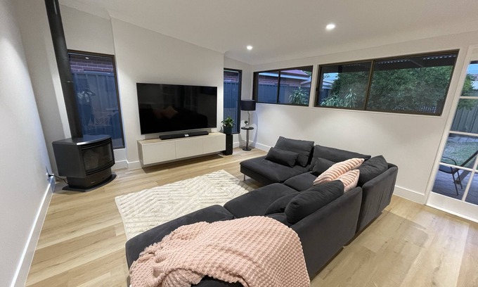 Clarence Gardens House | Contemporary 3BR House in Clarence Gardens