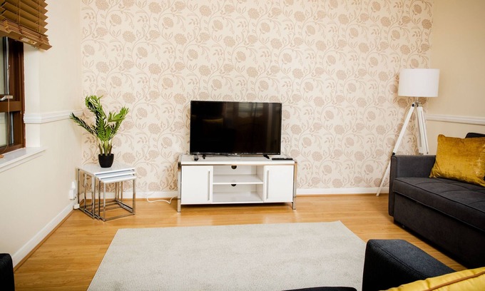 Coatbridge House | Contemporary 3-Bedroom Apartment in Coatbridge
