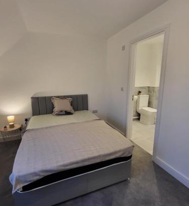 Rotherham House | Contemporary 3-Bedroom Home Quiet Rotherham Location with Parking